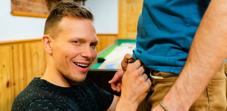 Der muskulöse Kanadier Ethan Chase wird nach dem Saugen in der Küche in den Arsch gefickt