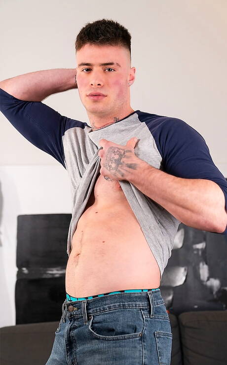 El musculoso Bruce Huxley y el cachas de ébano Trent King en una caliente follada anal interracial en la cocina