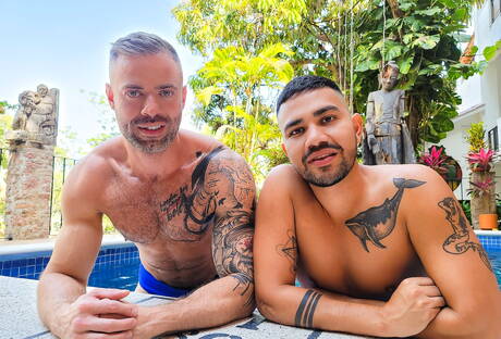 Muskularny Leo Bacchus i ogier Benji Vega ruchają się po ssaniu kutasa na basenie