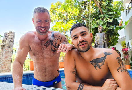 Muskularny Leo Bacchus i ogier Benji Vega ruchają się po ssaniu kutasa na basenie