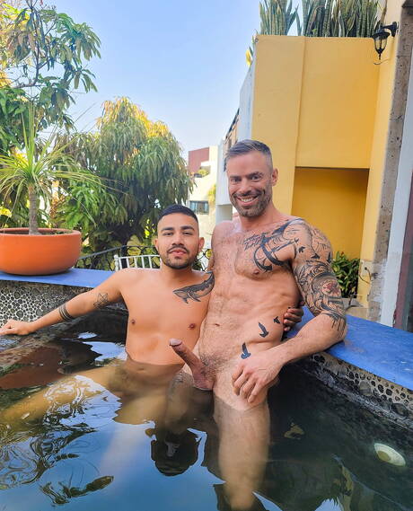 Muskularny Leo Bacchus i ogier Benji Vega ruchają się po ssaniu kutasa na basenie