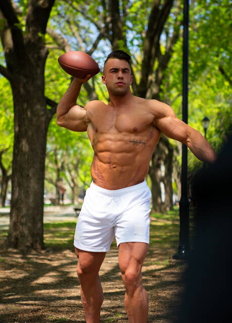 Luke West e Philippe Massa, ambos bem constituídos, fodem a bunda depois de chuparem ao ar livre