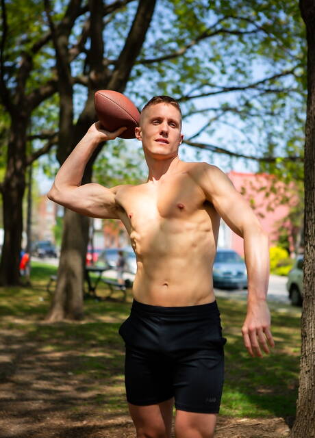 Luke West e Philippe Massa, ambos bem constituídos, fodem a bunda depois de chuparem ao ar livre