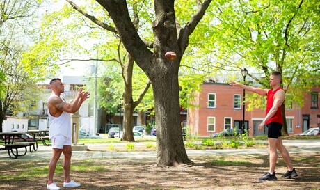 Luke West e Philippe Massa, ambos bem constituídos, fodem a bunda depois de chuparem ao ar livre