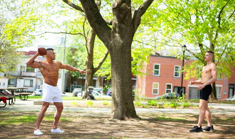Luke West e Philippe Massa, ambos bem constituídos, fodem a bunda depois de chuparem ao ar livre