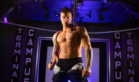 Die gut gebauten Kanadier Clark Delgaty und Enzo Muller haben sich gegenseitig geknallt