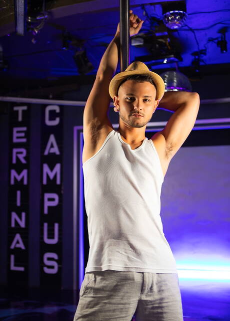 Die gut gebauten Kanadier Clark Delgaty und Enzo Muller haben sich gegenseitig geknallt