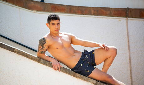 Der harte Kerl Bastian Karim und der Muskelprotz Tyler Berg in einer heißen Homosexuellenszene am Pool