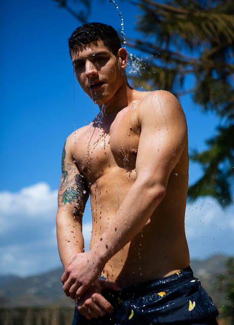 Der harte Kerl Bastian Karim und der Muskelprotz Tyler Berg in einer heißen Homosexuellenszene am Pool