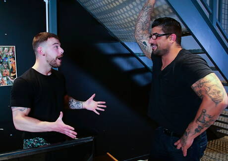 Tätowierte Muskel-Gays strippen und ficken anal