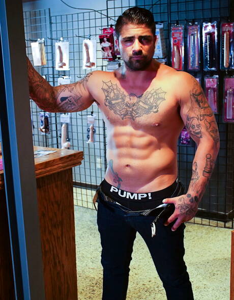 Tätowierte Muskel-Gays strippen und ficken anal