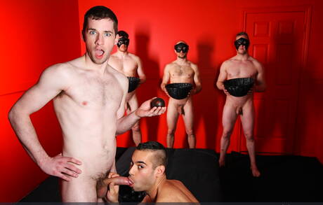 Der kanadische starke Bulle Jack Kross und der kanadische Strongman Thyle Knoxx haben sich gegenseitig geknallt