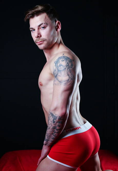 Hengst Igor Romani und der muskulöse Thyle Knoxx ziehen sich aus und zeigen einen schönen Hintern