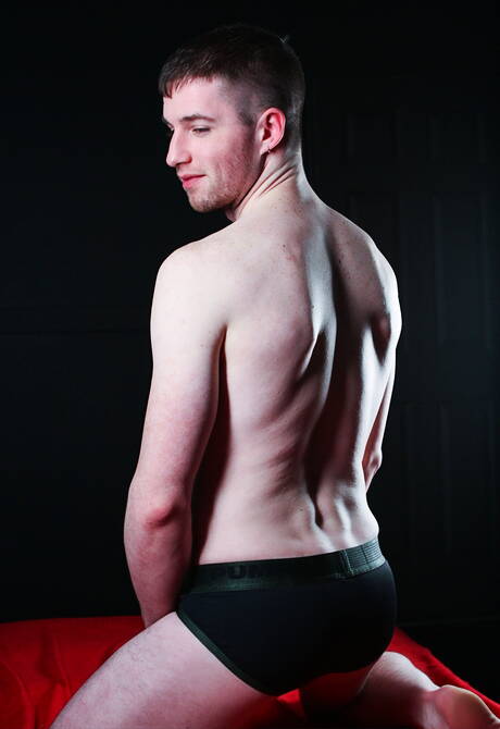 Hengst Igor Romani und der muskulöse Thyle Knoxx ziehen sich aus und zeigen einen schönen Hintern