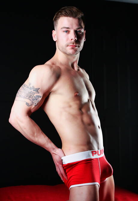 Hengst Igor Romani und der muskulöse Thyle Knoxx ziehen sich aus und zeigen einen schönen Hintern