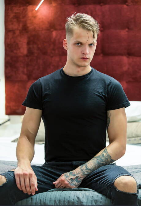 Der haarige amerikanische Hengst Max Adonis und der starke Mann Vitaliy Sens in einer heißen Homosexuellenszene