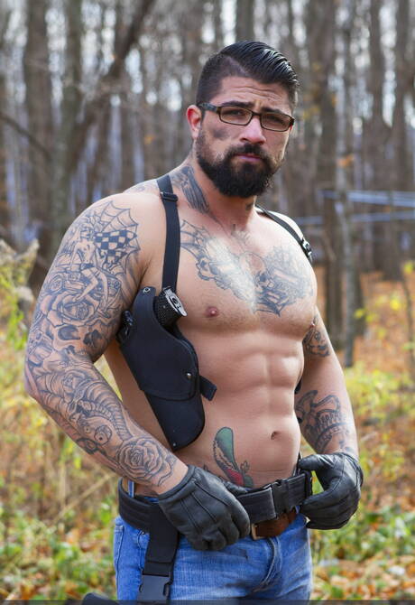 Andrew Green und der kanadische Bulle Ryan Bones lutschen und vögeln sich draußen