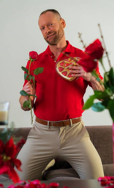 Der harte Kerl Russel Quest und der attraktive Tucker X bei einem heißen Arschfick in der Küche