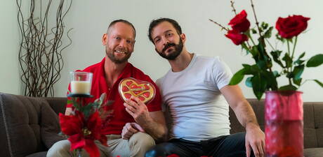 Der harte Kerl Russel Quest und der attraktive Tucker X bei einem heißen Arschfick in der Küche