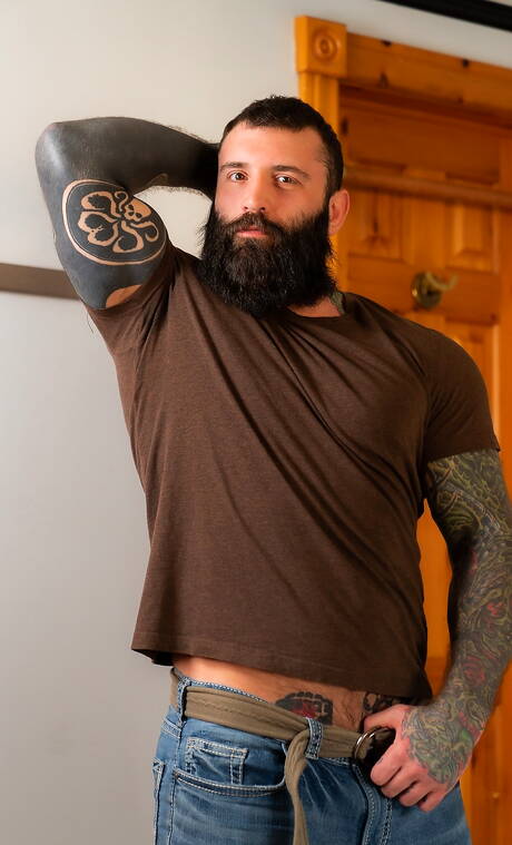 Masqulin: Canadian hot bear Markus Kage and stud Oliver Jones love each other