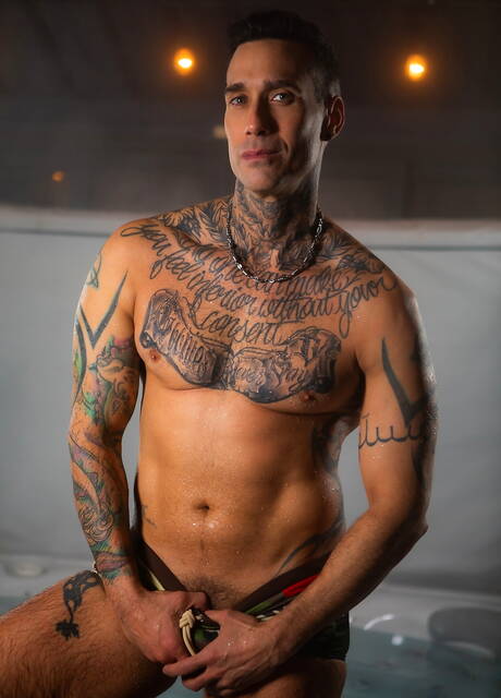 Kanadyjski byk Kenzo Alvarez i kanadyjski byk Alexy Tyler uprawiają dobry seks analny przy basenie