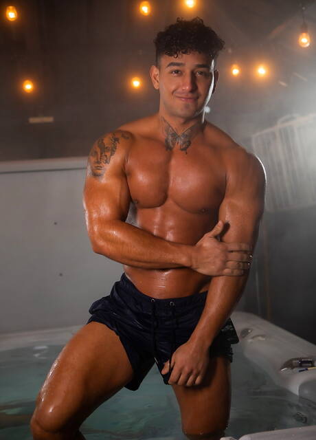 Kanadyjski byk Kenzo Alvarez i kanadyjski byk Alexy Tyler uprawiają dobry seks analny przy basenie