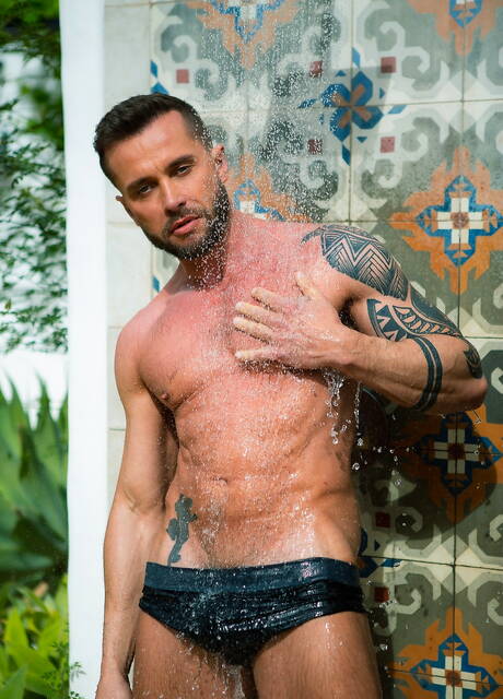 スペインのたくましいマヌエル・レイエスとノルウェーのタフガイ、タイラー・バーグがシャワーでフェラチオした後にアナルファック