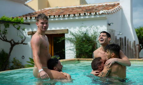 エンジェル・リベラ、バスティアン・カリム、ディーン・ヤングの淫らな仲間たちがプールでアナルを掘っている
