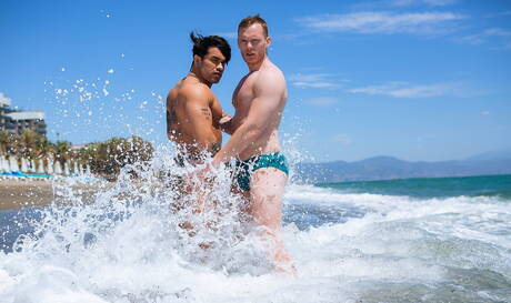 O garanhão sexy Pietro Duarte e o cara sexy Sean Weiss se chupando e transando depois de caminhar na praia