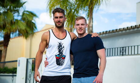 Der kräftige Craig Marks und der attraktive Sean Weiss haben heißen Pärchensex im Freien