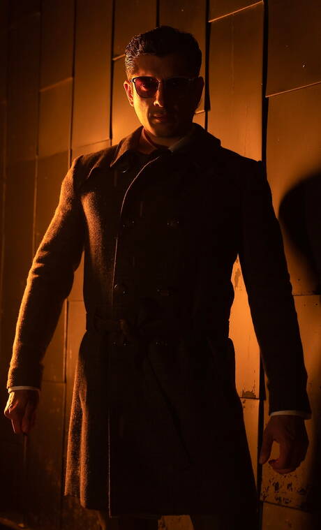 O garanhão francês peludo Olivier Robert e o americano bonitão Rocky Vallarta em sessão de bondage