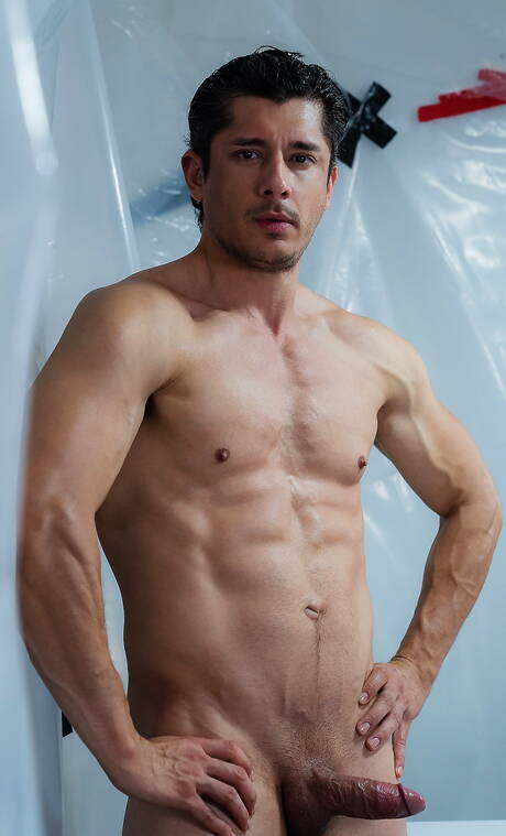 Der haarige französische Hengst Olivier Robert und der amerikanische Muskelprotz Rocky Vallarta bei einer Bondage-Session