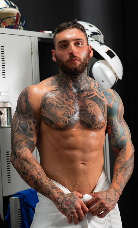 Husky guy Benjamin King and canadian muscular Tony Dangelo in hot homosexual scene