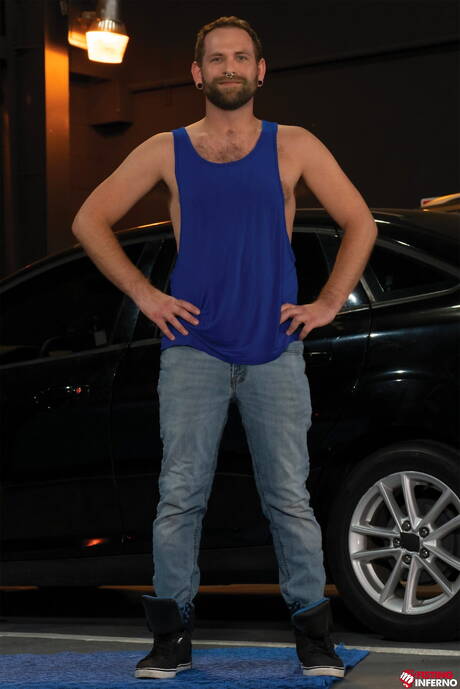 Les copains chauds Drew Sebastian, Jack Hunter et Josh Mikael dans un sexe de groupe torride avec fisting