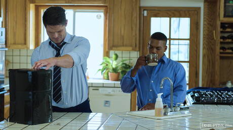 Knappe Amerikaanse jongens, gespierde Adrian Hart en hengst Devin Franco in hete interraciale anale seks in de keuken