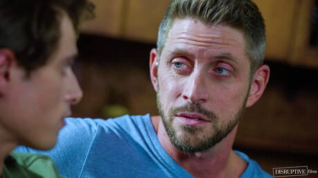 Die berühmten Amerikaner, der harte Kerl Johnny Ford und der junge Ben Masters ficken nach dem Schwanzlutschen zwischen verschiedenen Rassen