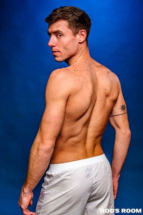 Deux Américains, Ty Santana et Justin Matthews, un costaud, dans une action de baise anale interraciale torride à l