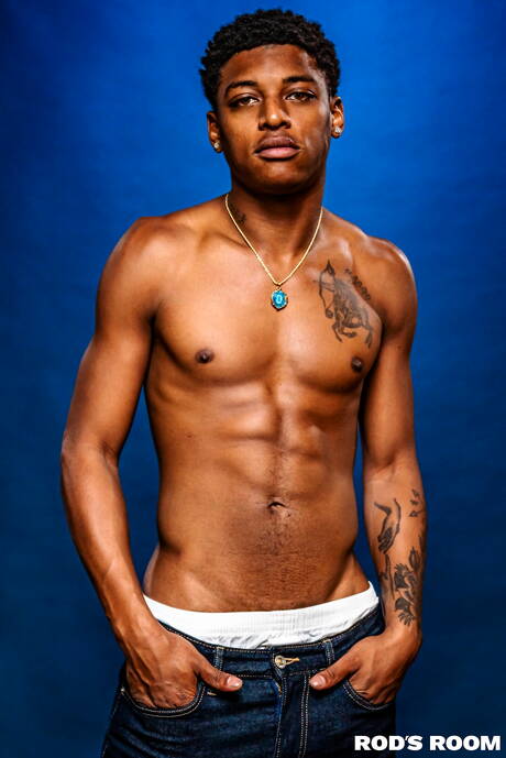 Dwóch amerykańskich facetów, krzepki facet Ty Santana i umięśniony Justin Matthews w gorącej międzyrasowej akcji ruchania w tyłek na zewnątrz