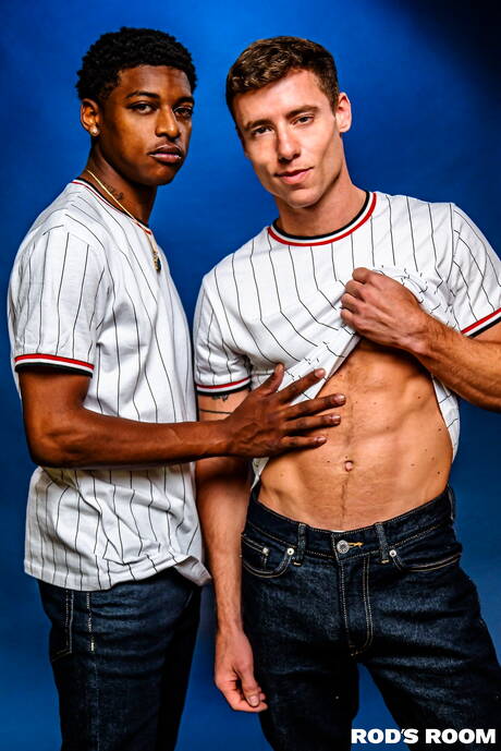 Deux Américains, Ty Santana et Justin Matthews, un costaud, dans une action de baise anale interraciale torride à l