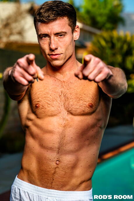 Deux Américains, Ty Santana et Justin Matthews, un costaud, dans une action de baise anale interraciale torride à l