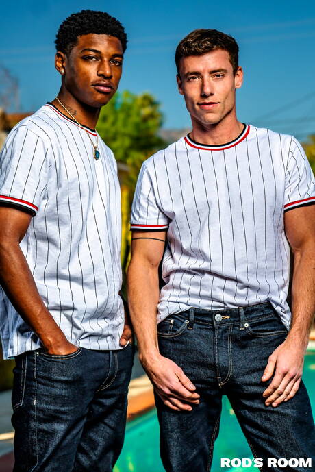 Deux Américains, Ty Santana et Justin Matthews, un costaud, dans une action de baise anale interraciale torride à l