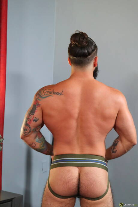 強壯的 Eddie Cambio 用他的雞巴自慰