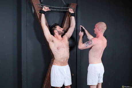 かわいいアメリカ人の男の子のスタッドスコットデマルコとカワウソのブロディフォックスはボンデージが大好き