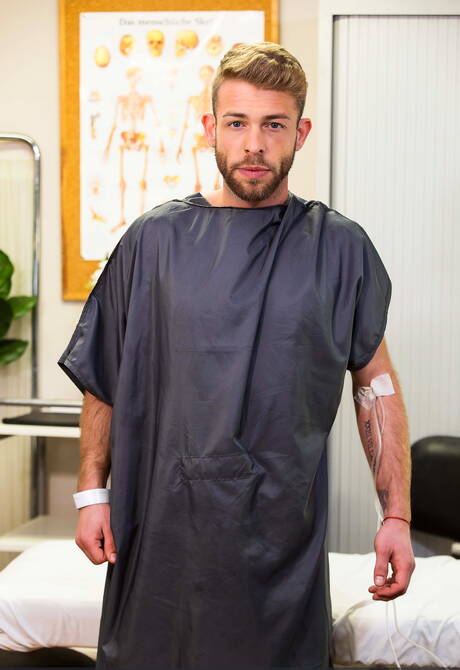 成熟刺青同性戀在醫院裡操鬍子朋友