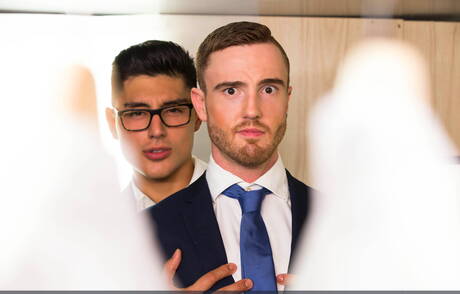 Witte baard homo neukt Indiase jongen in kleedkamer