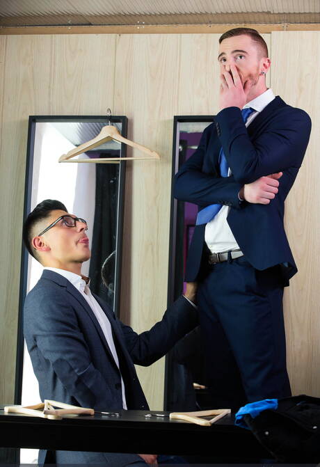 Witte baard homo neukt Indiase jongen in kleedkamer