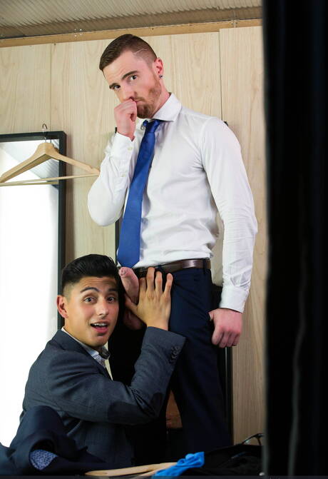 Witte baard homo neukt Indiase jongen in kleedkamer