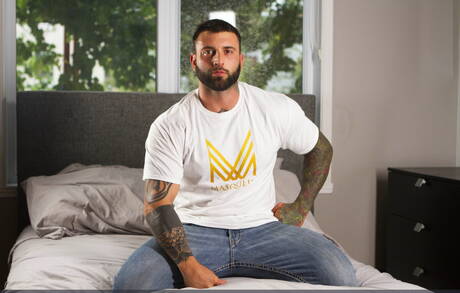 Masqulin: Canadian mature bear Markus Kage and well-built Starlen Gold in hot homosexual scene outside