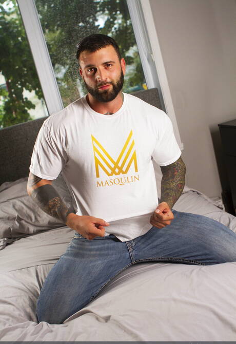 加拿大熟女Markus Kage和身材健美的Starlen Gold在戶外上演火熱的同性戀場景