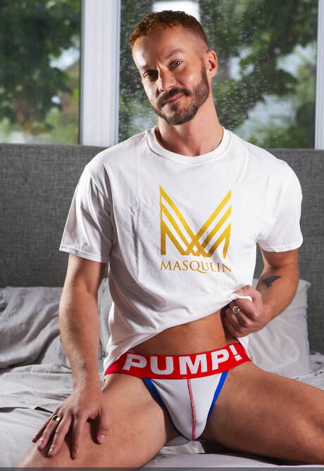 加拿大熟女Markus Kage和身材健美的Starlen Gold在戶外上演火熱的同性戀場景